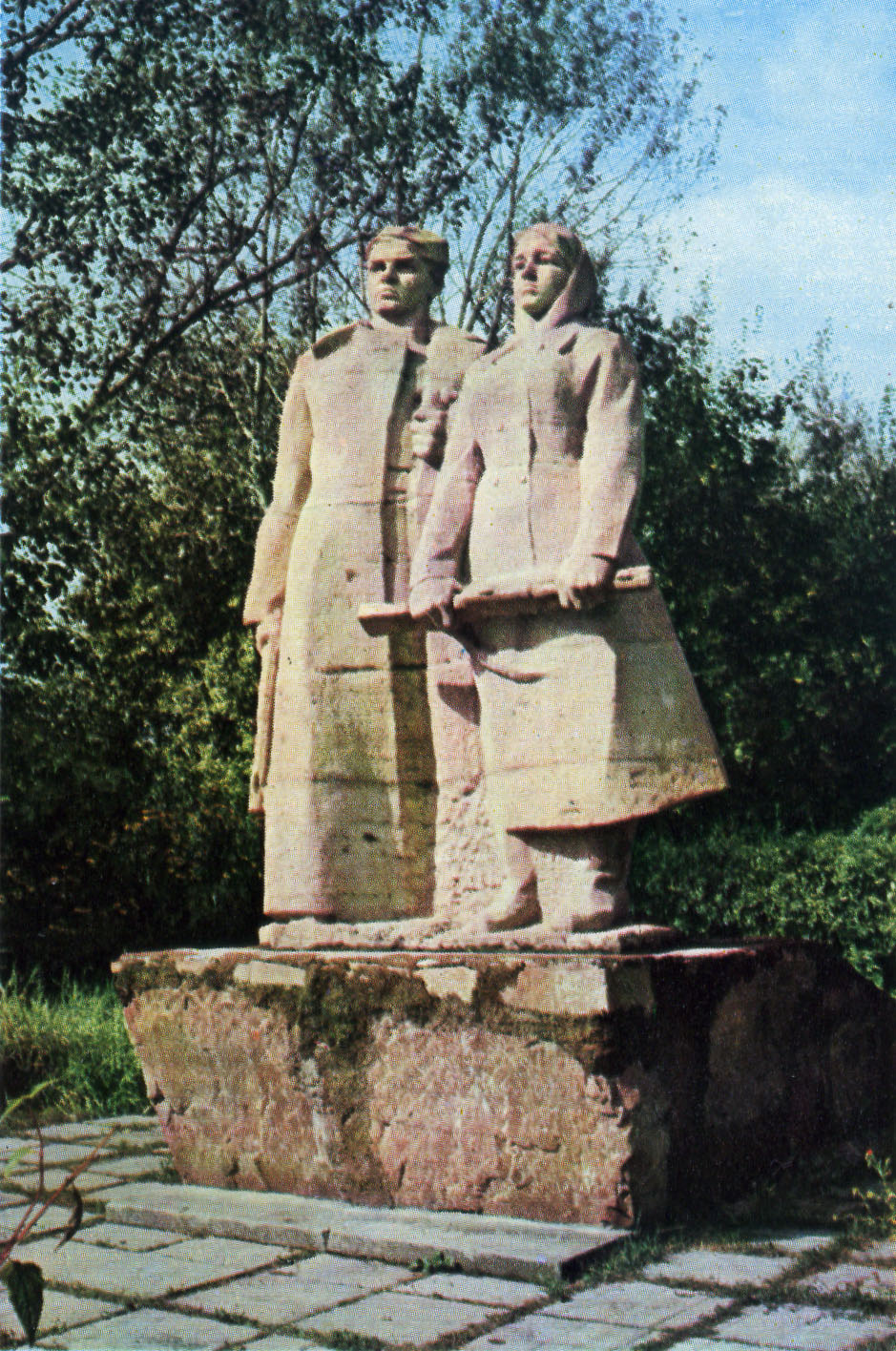 В. Нечуйвітер. Пам’ятник партизанам у с. Словечне Овруц. р-ну Житомирської обл. 1968. Камінь